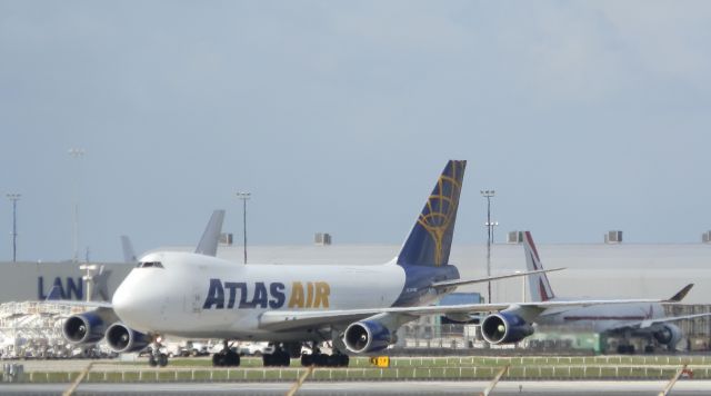 Boeing 747-400 (N415MC)