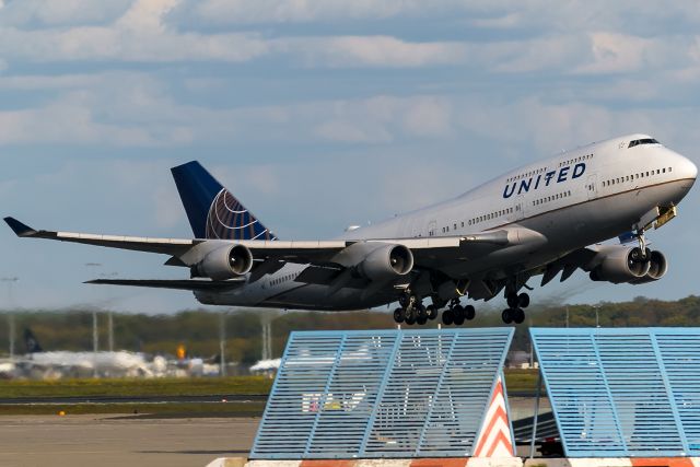 Boeing 747-400 (N128UA)