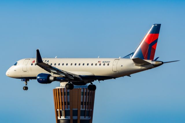 Embraer 175 (N520SY) - A SkyWest ERJ175 landing at PHX on 2/5/23. Taken with a Canon R7 and Tamron 70-200 G2 lens.