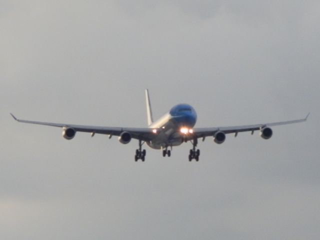 Airbus A340-300 (LV-CSD)