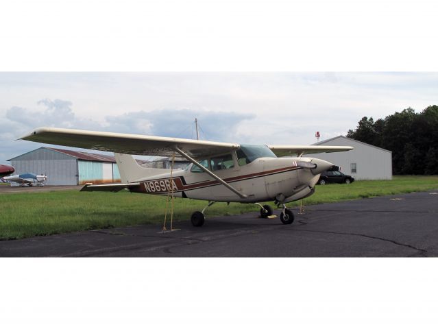 Cessna Skylane (N869RA)