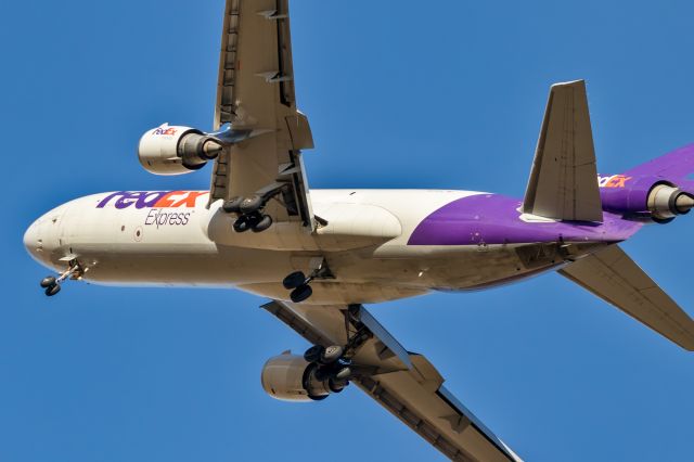 Boeing MD-11 (N576FE) - FedEx MD-11 on final for 35L at KDEN