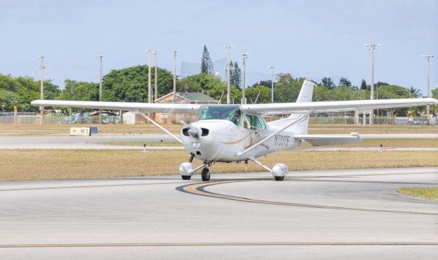 Cessna Skyhawk (N733TS)