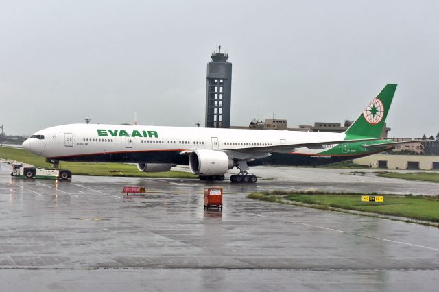 BOEING 777-300ER (B-16726)