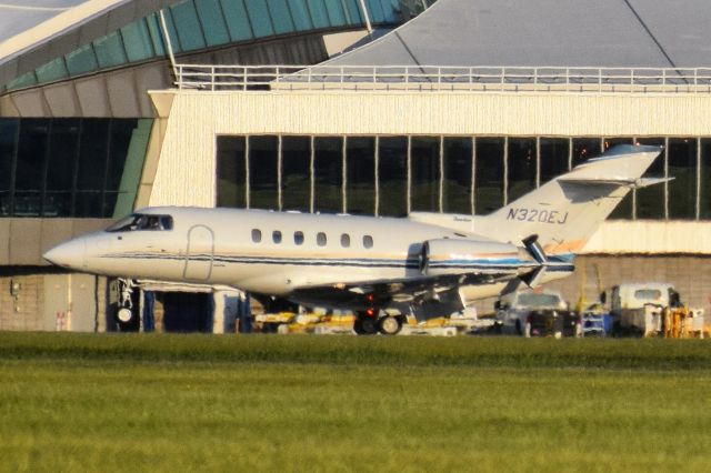 Hawker 800 (N320EJ) - Privately Owned Hawker 800XP arriving into Buffalo (BUF) via Runway 23 from Oklahoma City (OKC) ...