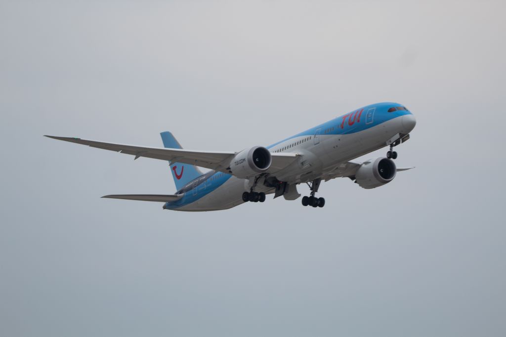 Boeing 787-9 Dreamliner (G-TUIN) - Tui 787-9 taking off 21R for its flight to Manchester England