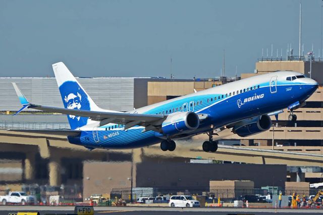 Boeing 737-800 (N512AS) - Alaska Boeing 737-890 N512AS Boeing House Colors at Phoenix Sky Harbor on January 25, 2018. 