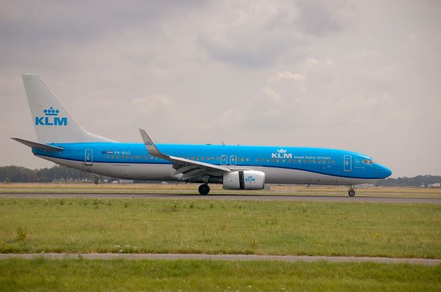 Boeing 737-700 (PH-BXD) - KLM B737-8k2 cn29134 arrivel rwy18R 18-7-23