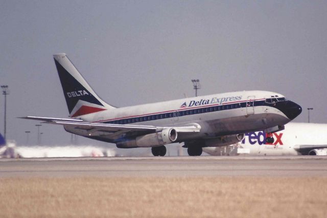 Boeing 737-200 (N327DL)