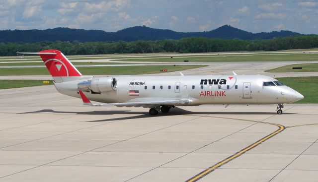 Canadair Regional Jet CRJ-200 (N8808H)