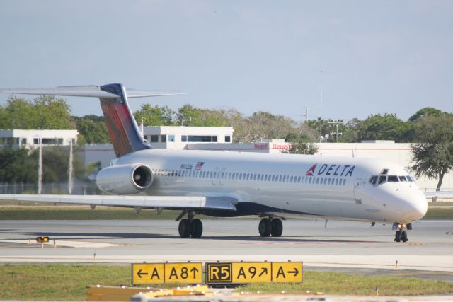 McDonnell Douglas MD-88 (N902DE) - Delta MD-88 (N902DE) arrives on Runway 14 at Sarasota-Bradenton International Airport