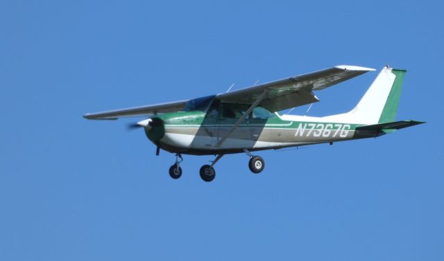 Cessna Skyhawk (N7367G) - On final is this 1970 Cessna Skyhawk in the Autumn of 2018.