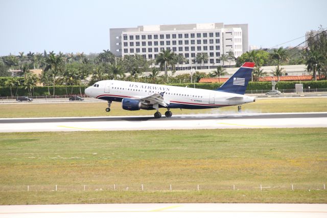 Airbus A319 (N749US)