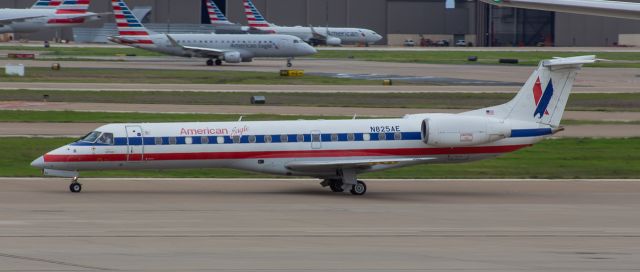 Embraer ERJ-145 (N825AE)