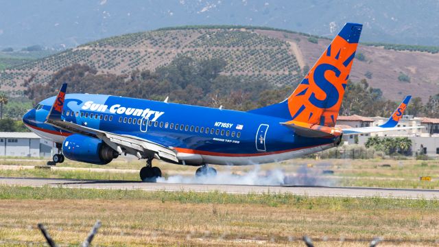 Boeing 737-700 (N716SY)