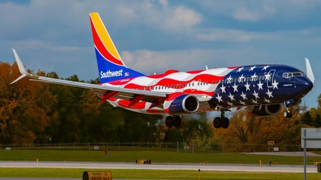 Boeing 737-800 (N500WR) - Freedom One in fall.