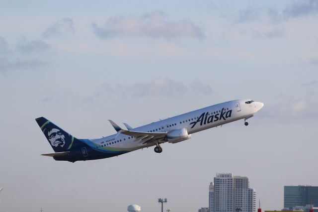 Boeing 737-900 (N224AK) - Alaska Airlines (AS) N224AK B737-990 ER [cn62680]br /Fort Lauderdale (FLL). Alaska Airlines flight AS921 departs for Seattle-Tacoma (SEA) as the April dawn breaks in South Florida.br /Taken from Terminal 1 car park roof level br /2018 04 07br /a rel=nofollow href=http://alphayankee.smugmug.com/Airlines-and-Airliners-Portfolio/Airlines/AmericasAirlines/Alaska-Airlines-AShttps://alphayankee.smugmug.com/Airlines-and-Airliners-Portfolio/Airlines/AmericasAirlines/Alaska-Airlines-AS/a