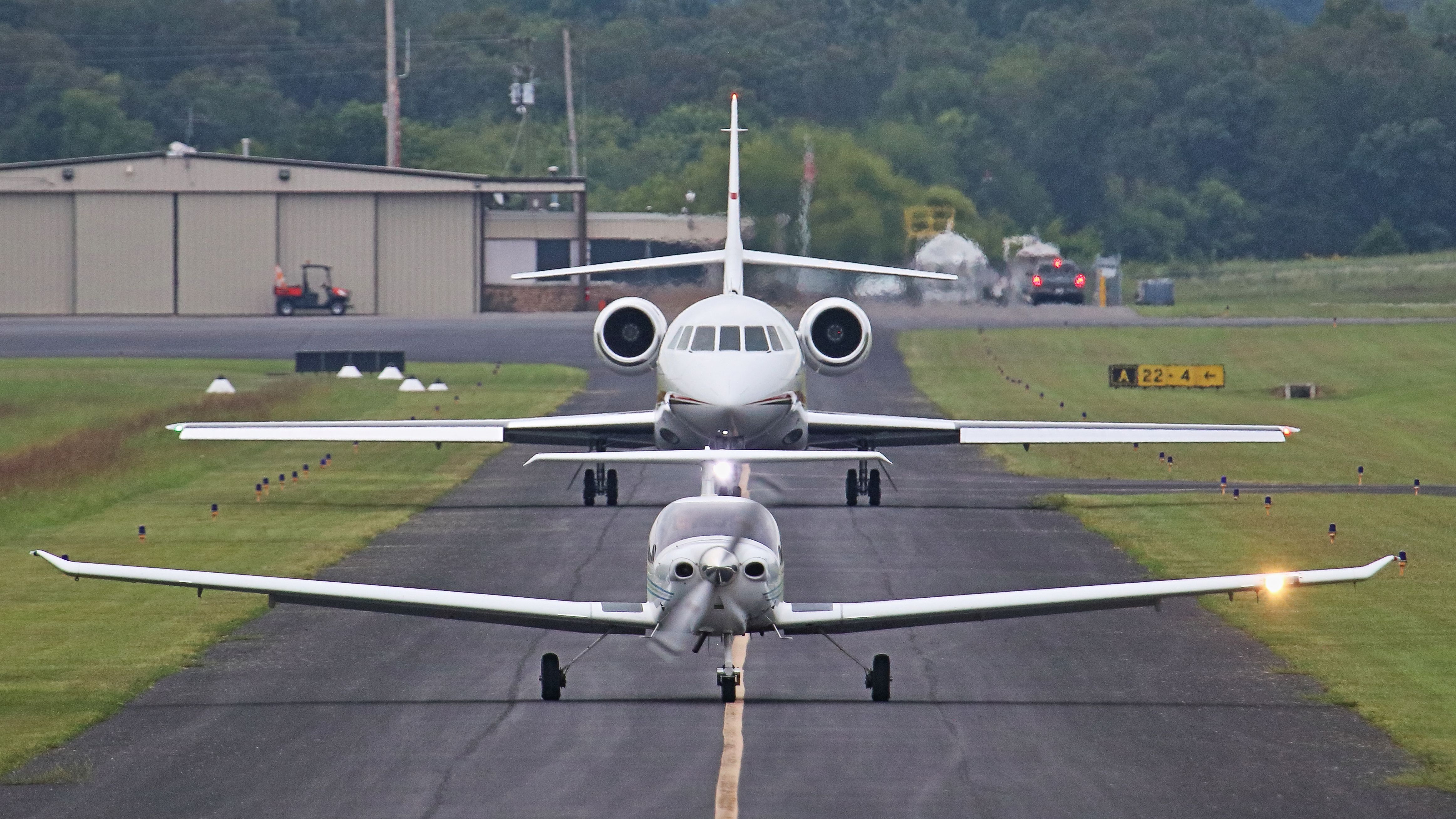 Dassault Falcon 2000 (N54J) - Lebanon, TN -- This Falcon 2000 taxis patiently behind N565MT, a Middle Tennessee State University (MTSU) Diamond DA40. UPDATE: Now registered as N278GH. Uploaded in low-resolution. Full resolution is available at cowman615 at Gmail dot com. cowman615@gmail.com