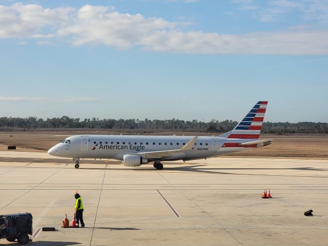 Embraer 175 (N267NN) - Taxiing to gate C9