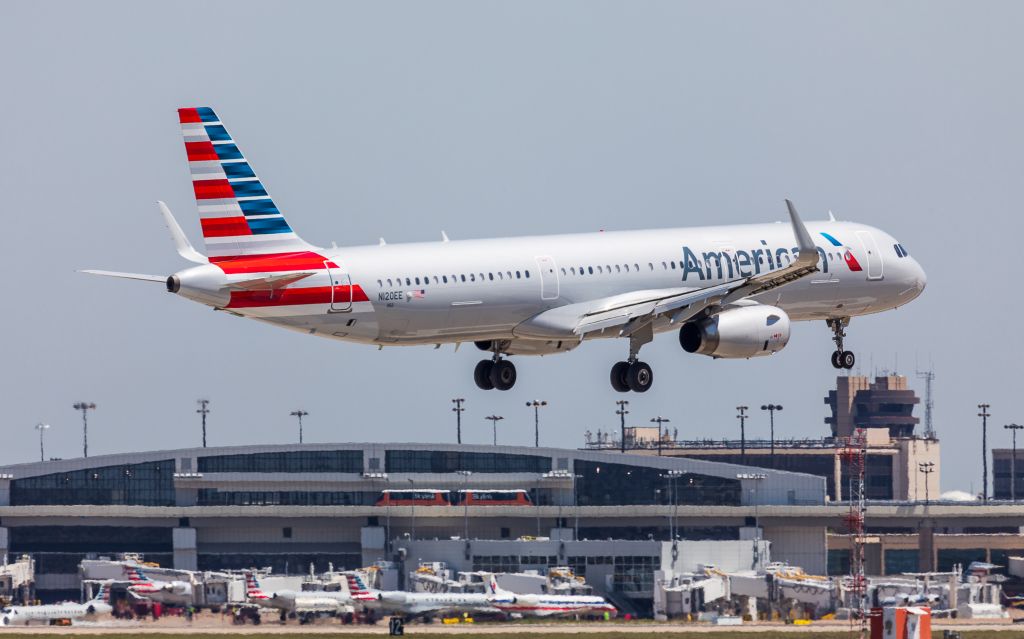 Airbus A321 (N120EE)