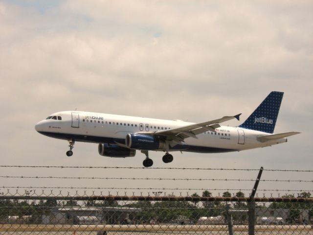 Airbus A320 (N657JB) - Landing on RWY 30