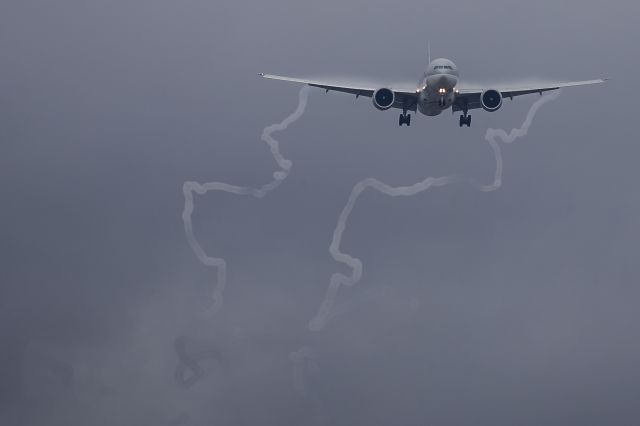 Boeing 777-200 (A7-BAF) - Qatar Boeing 777 landing at OR Tambo airport in Johannesburg in rainy weather, showing the turbulent vortices generated when landing. 