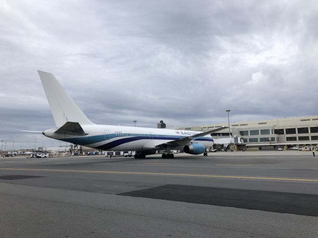 BOEING 767-300 (N703KW)