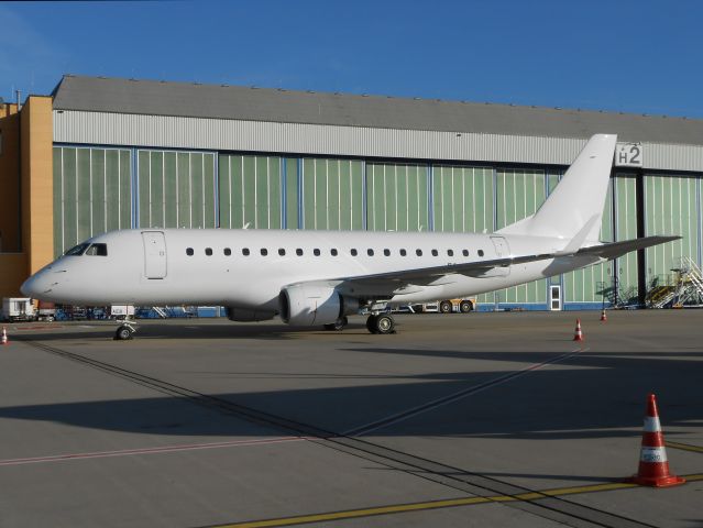 Embraer 170/175 (ES-AEB)