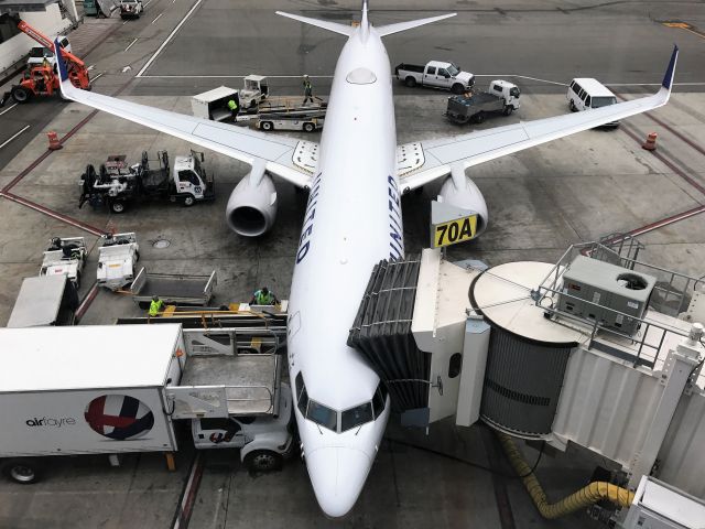 Boeing 737-800 (UAL738)