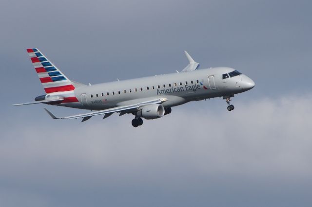 Embraer 170/175 (N405YX)