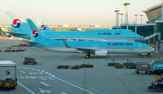 Boeing 737-900 (HL8221) - Korean Air 737-9B5(ER) HL8221 next to a company 747-400 in the morning at ICN on Nov 1, 2012.