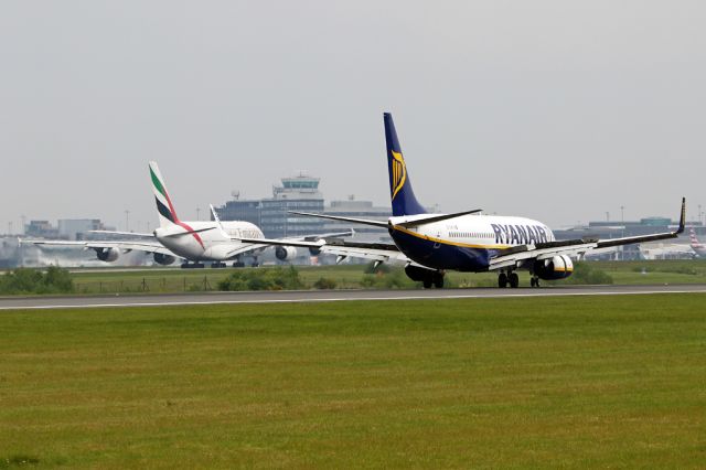 Boeing 737-800 (EI-DHX) - RYR3502 arrives from Hamburg on 05R as EK22 departs to Dubai on 05L