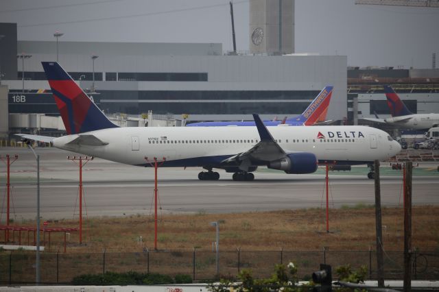 BOEING 767-300 (N173DZ)