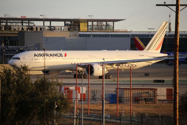 BOEING 777-300ER (F-GSQM)