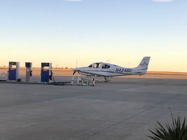 Cirrus SR-22 (N424BD) - Fueling.