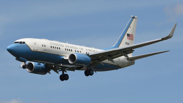 Boeing 737-700 (01-0041) - Arriving at Hamburg on 2017-07-06 for G20 Summit