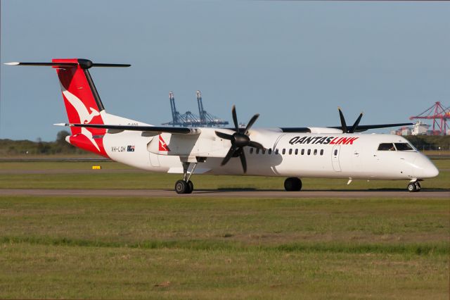 de Havilland Dash 8-400 (VH-LQH) - Taxing after arrival