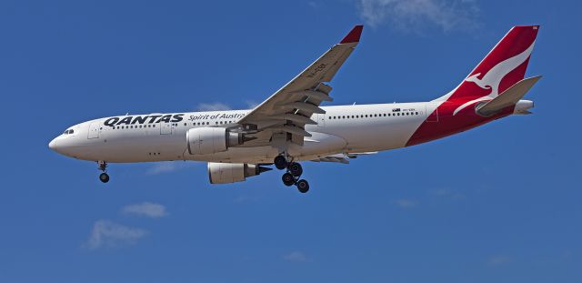 Airbus A330-300 (VH-EBK)