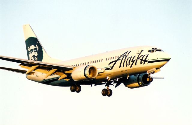 Boeing 737-700 (N614AS) - KLAX - Alaska 737 700 arriving 24R at KLAX July 2004