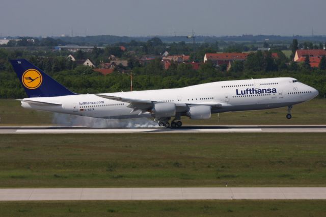 BOEING 747-8 (D-ABYA) - the 1th touch down  EDDP (Leipzig)