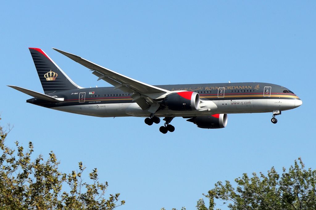 Boeing 787-8 (JY-BAC) - 'Jordanian 261' arriving from  Amman Queen Alia International Airport, Amman, Jordan