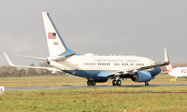 Boeing 737-700 (01-0041) - "sam113" usaf c-40b 01-0041 dep shannon 14/11/20.