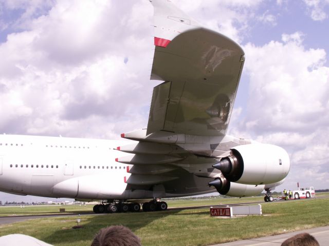 Airbus A380-800 (F-WWDD) - A380-800 F-WWDD wird auf der ILA 2006 zur Runway geschleppt. Wenn der hier Taxiing machen würde, dann würden die Zuschauer ja weggeblasen werden und die Halle wegfliegen ... ILA-Gelände SXF, Foto vom 20.05.2006.