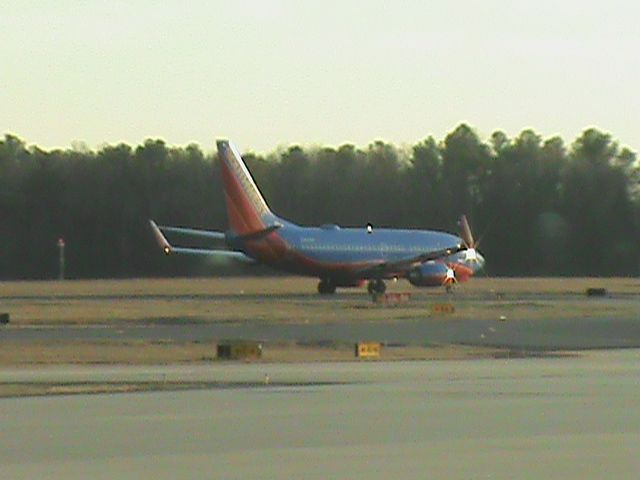 Boeing 737-700 (N914WN) - The Southwest Airlines Boeing 737-7H4 is finally taking off at Raleigh, NC (RDU). This plane is going to Philadelphia, PA (PHL) as Southwest flight 2791. Taken December 30, 2012.