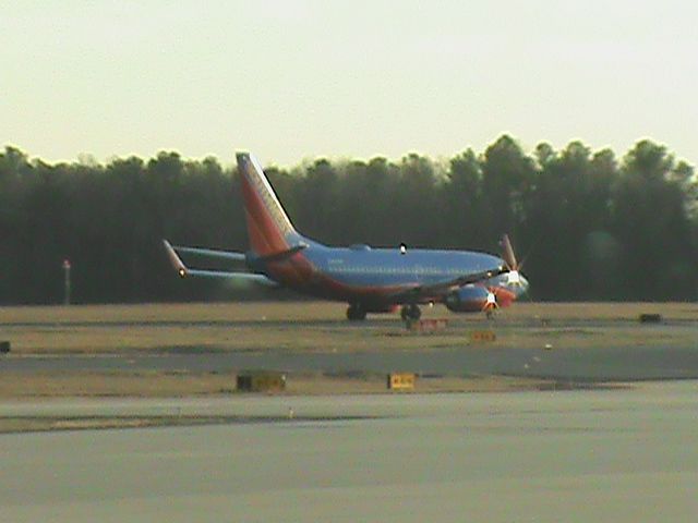 Boeing 737-700 (N914WN) - The Southwest Airlines Boeing 737-7H4 is finally taking off at Raleigh, NC (RDU). This plane is going to Philadelphia, PA (PHL) as Southwest flight 2791. Taken December 30, 2012.