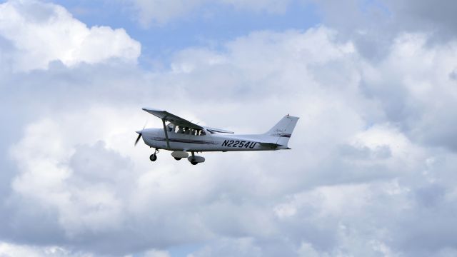 Cessna Skyhawk (N2254U)