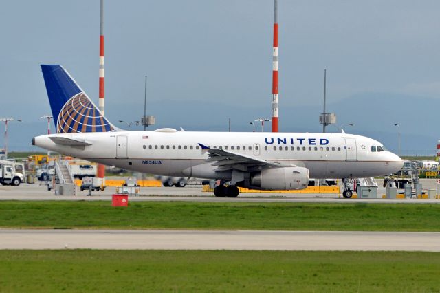 Airbus A319 (N834UA)