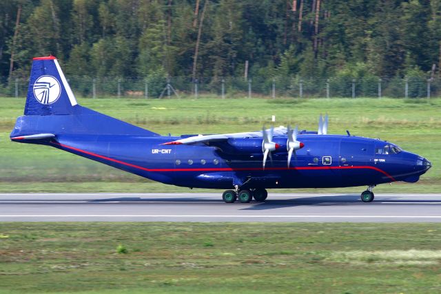 Antonov An-12 (UR-CNT)