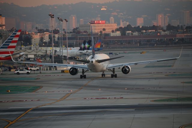 BOEING 767-300 (CC-CXJ)