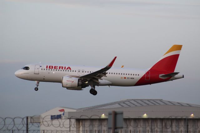 Airbus A320neo (EC-NDN) - An Iberia A320neo on final approach into LHR, landing on runway 27L.br /br /Location: Great South-West Road.br /Date: 20.12.22 (dd/mm/yy)